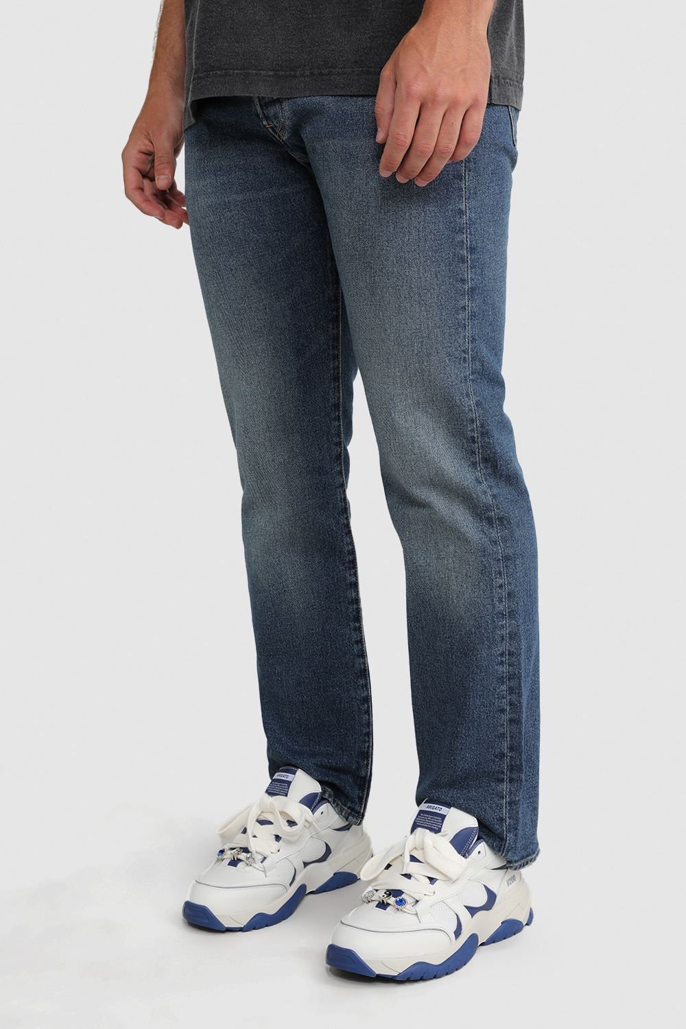 תמונת כל הלוק של נעלי סניקרס ברכיסה נמוכה קטפיש